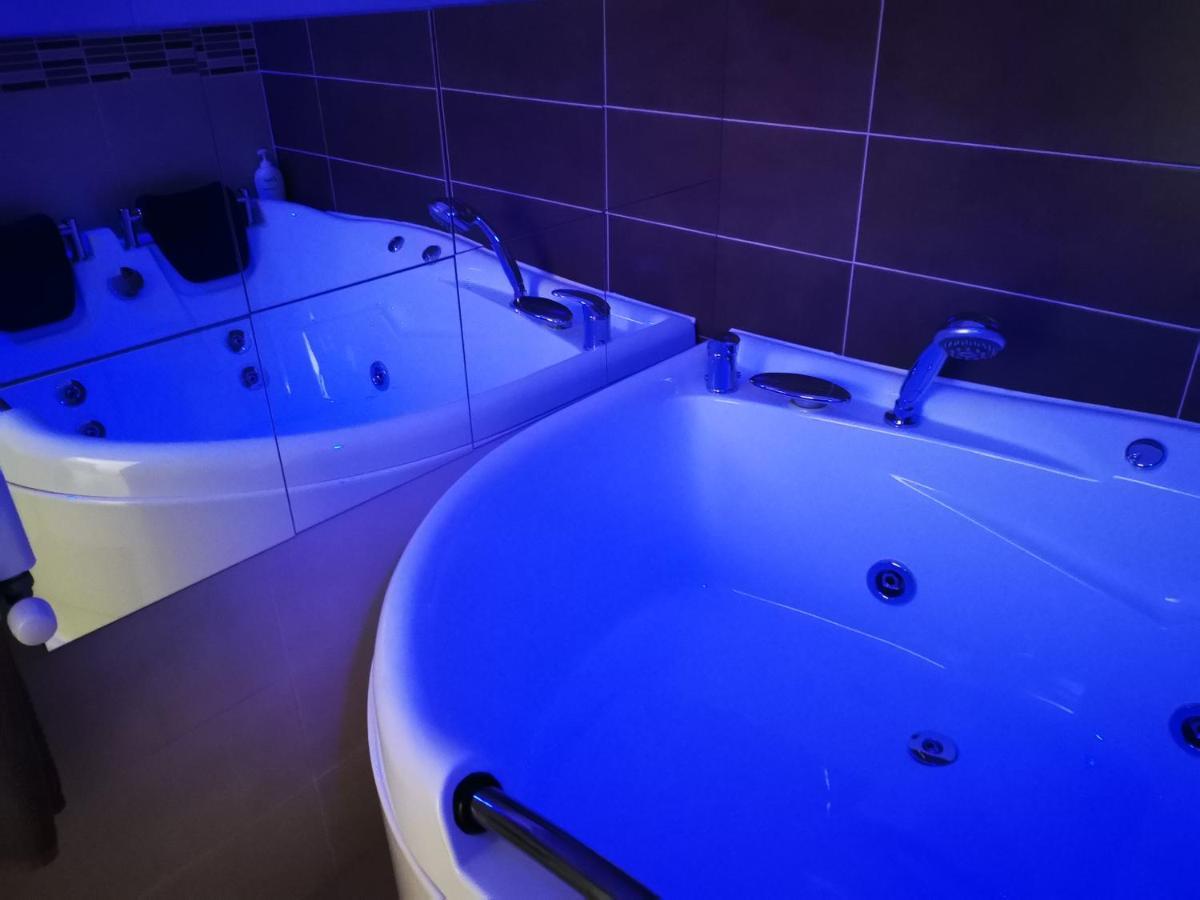 Iasi Jacuzzi Apartment A מראה חיצוני תמונה