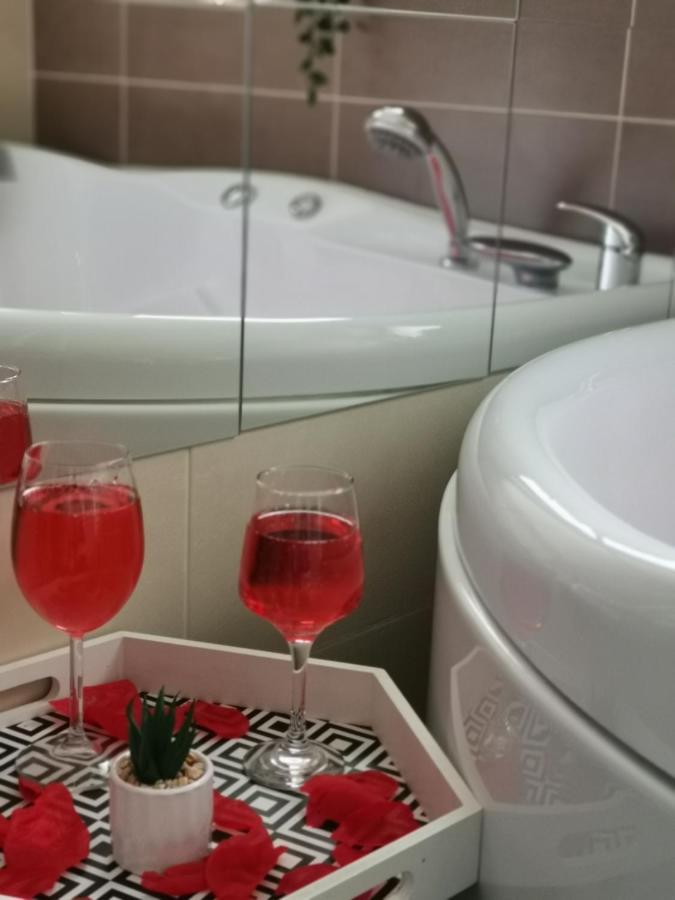 Iasi Jacuzzi Apartment A מראה חיצוני תמונה