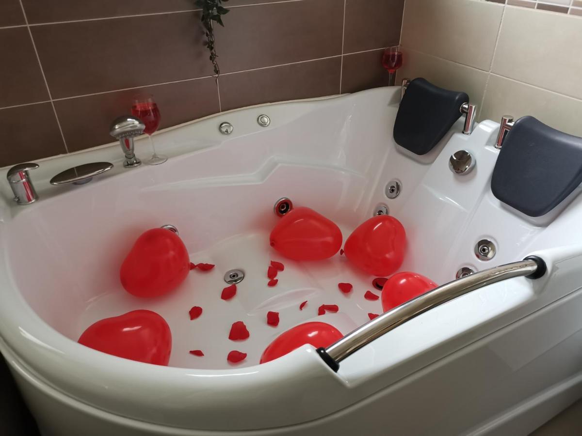 Iasi Jacuzzi Apartment A מראה חיצוני תמונה